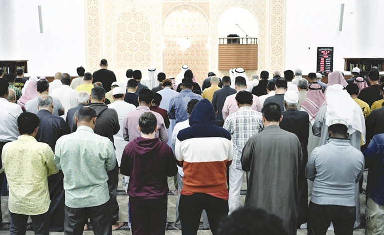 المصلون أدوا صلاة التراويح في أول أيام شهر رمضان
