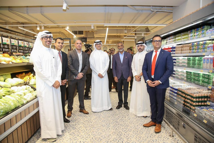 الاطلاع على بعض المنتجات المعروضة