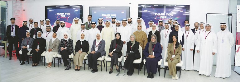 لقطة جماعية للرئيس التنفيذي لـ بوبيان عبدالله التويجري وعبدالله النصف وعبدالعزيز الرومي مع المشاركين في الهاكاثون