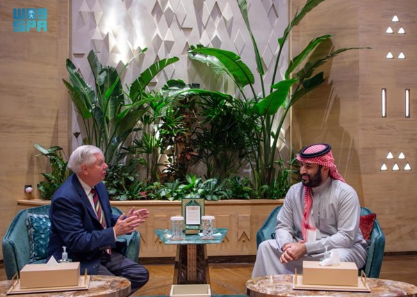 ولي العهد السعودي يبحث مع السيناتور الأميركي ليندسي غراهام تطورات الأوضاع الإقليمية والدولية