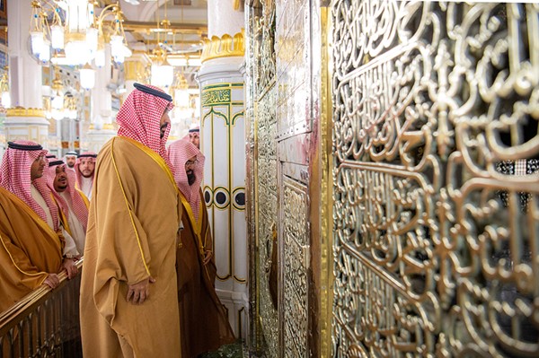 صاحب السمو الملكي الأمير محمد بن سلمان ولي العهد رئيس مجلس الوزراء السعودي خلال زيارته المسجد النبوي الشريف (واس)