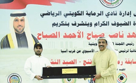 الشيخ فهد الناصر يتسلم درعا تكريمية من دعيج العتيبي