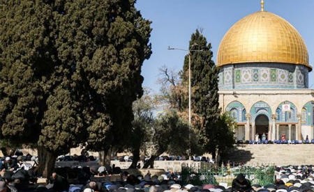 80 ألف فلسطيني أدوا صلاة الجمعة الأولى من رمضان في المسجد الأقصى