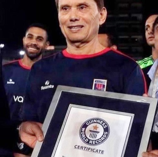 المصري عز الدين بهادر مع شهادة غينيس كأكبر لاعب في كرة
