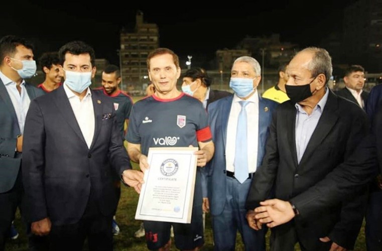وزير الشباب والرياضة المصري السابق د.أشرف صبحي يسلم عز الدين بهادر شهادة غينيس كأكبر لاعب كرة بعمر 74 عاما و125 يوما