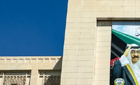 «الخارجية» تستدعي القائم بالأعمال العراقي وتسلمه مذكرة احتجاج رسمية على ما تضمنته إدعاءات العراق لدى الأمم المتحدة من مساس بسيادة الكويت على مناطقها البحرية