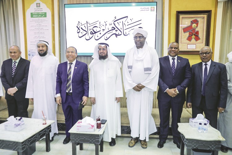 د.علي العمير وسفير السودان عوض الكريم الريح بلة وعدد من المهنئين
