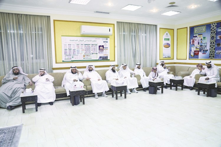 المهنئون بشهر رمضان أثناء استقبال جمعية إحياء التراث الاسلامي