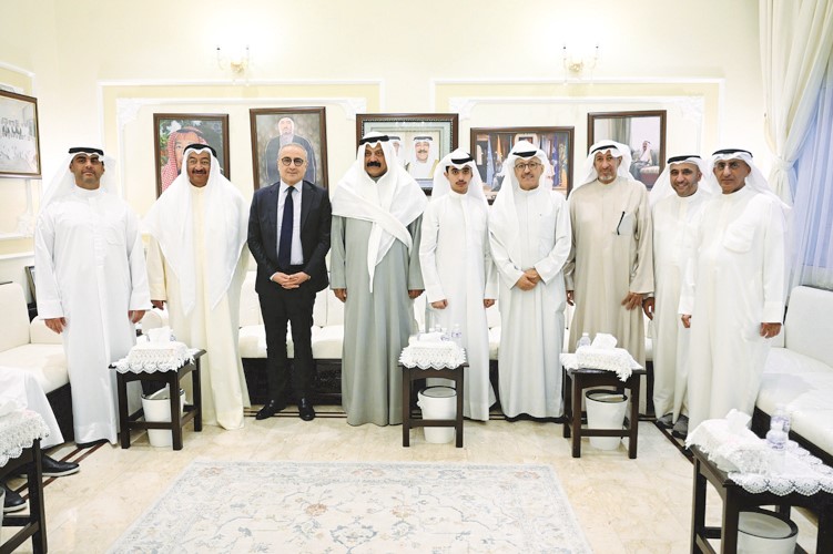 دغيشم الدغيشم وعبدالعزيز الدغيشم ومحمد الدلال ومحمد الصبر مع بعض الحضور خلال التهنئة بشهر رمضان