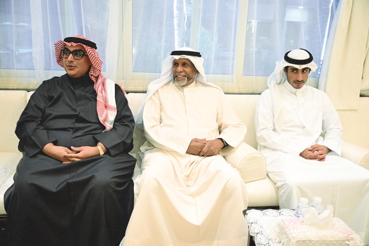 د.بدر الناشي وبعض الحضور في ديوان الدغيشم