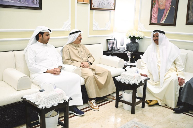 عبدالعزيز الدغيشم يتلقى التهنئة من عبدالعزيز المسلم