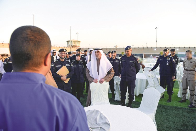 جانب من زيارة النائب الأول لرئيس مجلس الوزراء ووزير الداخلية الشيخ فهد اليوسف لنزلاء المؤسسات الإصلاحية