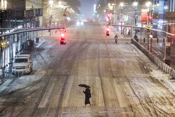 عاصفة ثلجية تضرب شمال شرق الولايات المتحدة..وعمدة نيويورك يعلن الطوارئ مع حظر حركة النقل