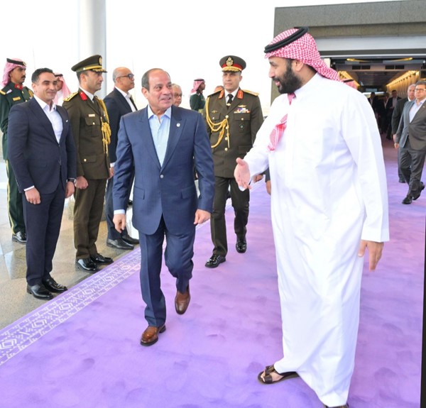   صاحب السمو الملكي الأمير محمد بن سلمان ولي العهد رئيس مجلس الوزراء السعودي مستقبلاً الرئيس المصري عبدالفتاح السيسي في جدة