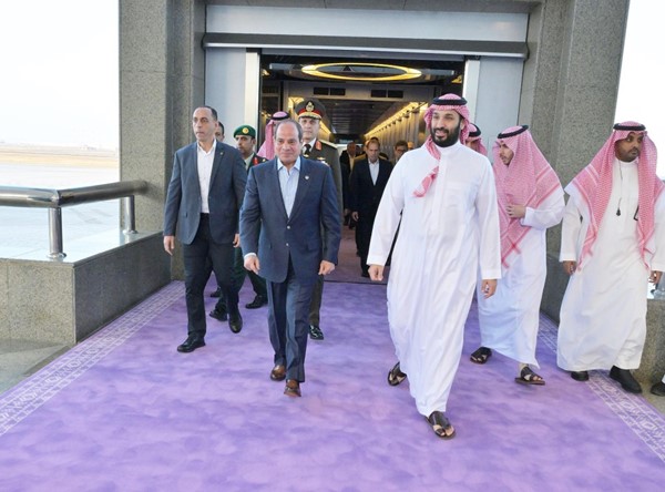   صاحب السمو الملكي الأمير محمد بن سلمان ولي العهد رئيس مجلس الوزراء السعودي مستقبلاً الرئيس المصري عبدالفتاح السيسي في جدة