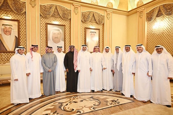 بشار عبدالله وعدد من الحضور يهنئون أحمد الشحومي بالشهر المبارك