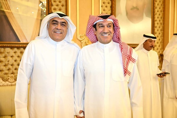 د.خالد العايد مباركا لأحمد الشحومي