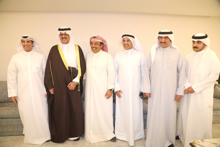 سفير خادم الحرمين سمو الأمير سلطان بن سعد متوسطا كليب أبا الغنايم وعبدالرحمن المطيري خلال حفل الاستقبال