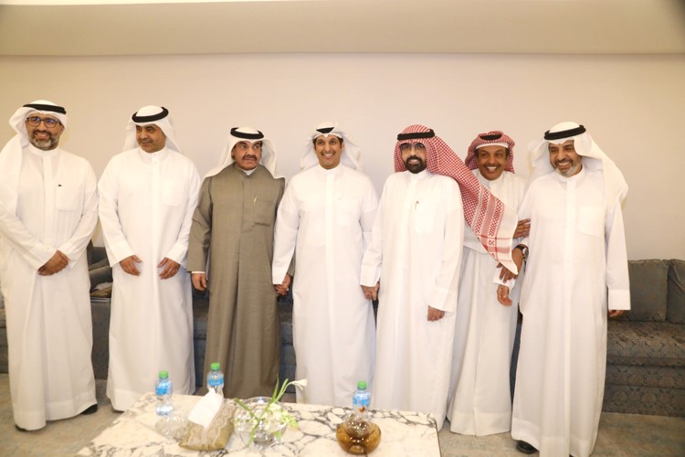 كليب أبا الغنايم وعبدالرحمن المطيري يستقبلان بعض المهنئين بالشهر الفضيل