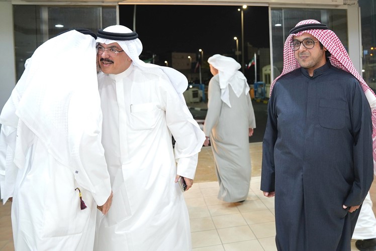 وزير التربية م.سيد جلال الطبطبائي وحمد الهولي مرحبين بأحد الحضور في حفل استقبال جمعية المعلمين