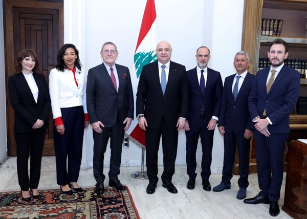 رئيس الجمهورية العماد جوزف عون مع وفد المبادرة الفرنسية للممر الاقتصادي بين الهند والشرق الأوسط وأوروبا (محمود الطويل)
