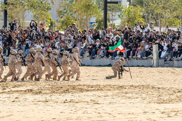 سماء الكويت تزدان بعرض جوي لطائرات ومقاتلات الجيش احتفالاً بالأعياد الوطنية
