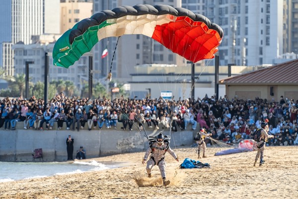 مظليو الجيش يزينون السماء بإنزال جوي عانق أبراج الكويت احتفالا بالأعياد الوطنية