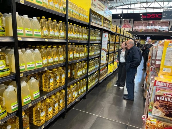 لبنان يعيش على وقع ضريبة البنزين.. ارتفاع أسعار اللحوم والأسواق الغذائية أمام موجة غلاء جديدة