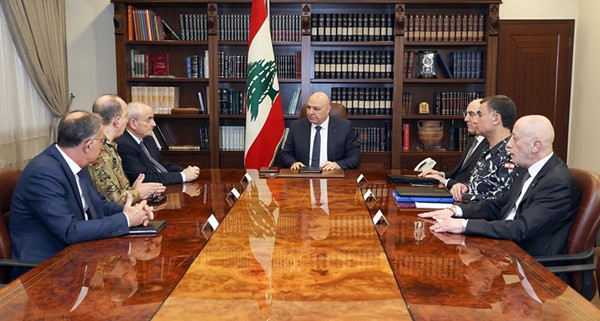 الرئيس جوزف عون مترئسا اجتماعا أمنيا في قصر بعبدا ضم وزير الدفاع الوطني اللواء ميشال منسى ووزير الداخلية والبلديات العميد أحمد الحجار وقائد الجيش العماد رودولف هيكل والمدير العام لقوى الأمن الداخلي اللواء رائد عبدالله (محمود الطويل)