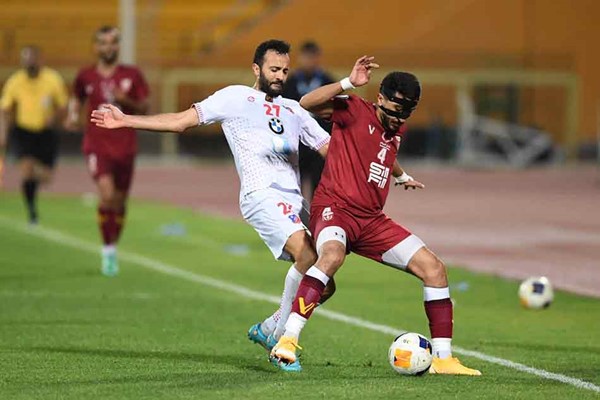  طه الخنيسي يحاول افتكاك الكرة من مدافع النصر فواز محمد (هاني الشمري)
