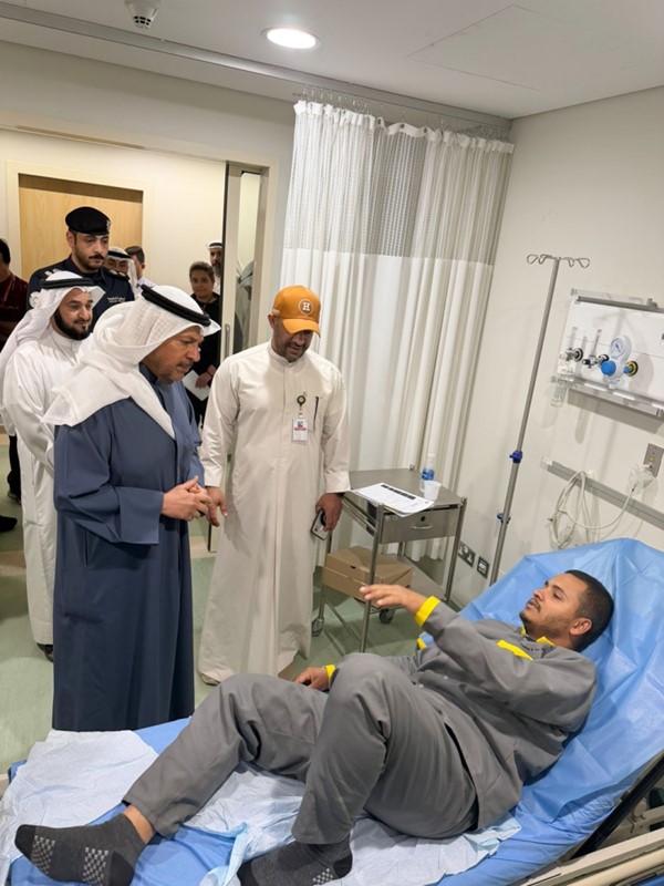 عذبي الناصر يتفقد مصابي الهجوم الإيراني في مستشفى الفروانية