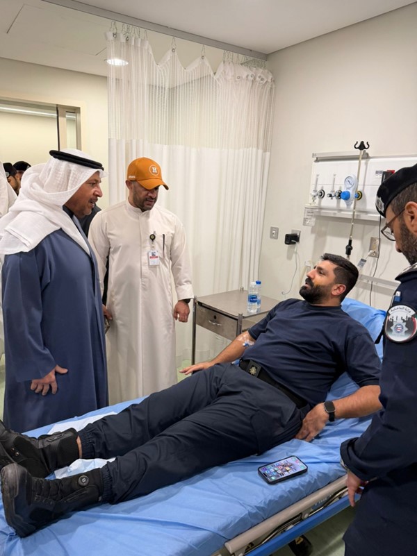 عذبي الناصر يتفقد مصابي الهجوم الإيراني في مستشفى الفروانية