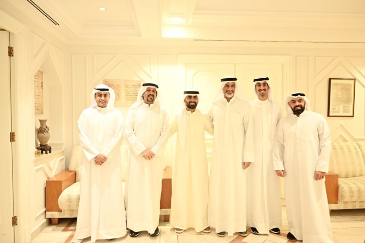 محمد أحمد السعدون مع بعض الحضور في ديوان السعدون