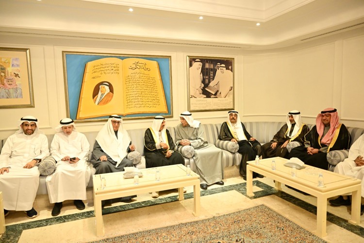 الشيخ ثامر العلي والشيخ عبدالله سالم الصباح والشيخ فيصل المالك وأحمد السعدون والشيخ دعيج الخليفة ومهلهل المضف اثناء المباركة برمضان