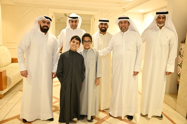 عبدالعزيز أحمد السعدون ومحمد أحمد السعدون يتلقى مباركة بشهر رمضان