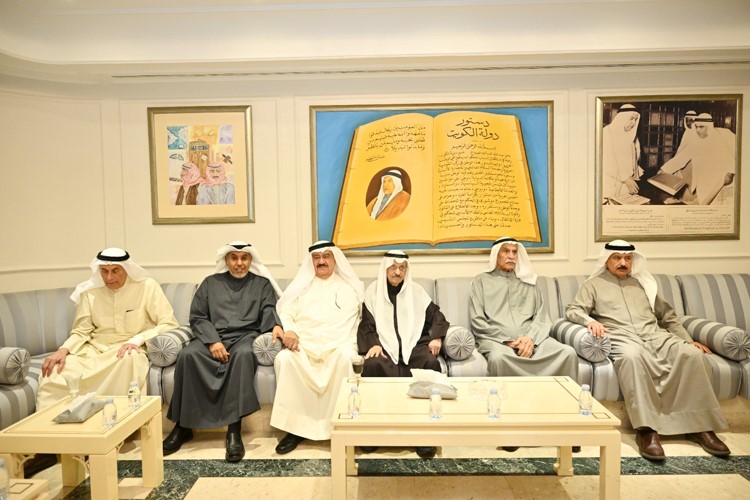 أحمد السعدون متوسطا عبدالله المحيلبي وخالد العجران وثابت المهنا وفهد الشعلة خلال استقبال التهاني بشهر رمضان المبارك