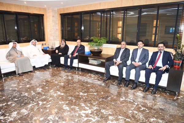 رئيس التحرير الزميل يوسف خالد المرزوق مستقبلا راعي كاتدرائية مار مرقس القمص بيجول الأنبا بيشوي بحضور م. شريف منير وأمجـد زكي وسامي ماهر وبيشوي فخري ونائب رئيس التحرير الزميل عدنان خليفة الراشد	 (هاني الشمري)