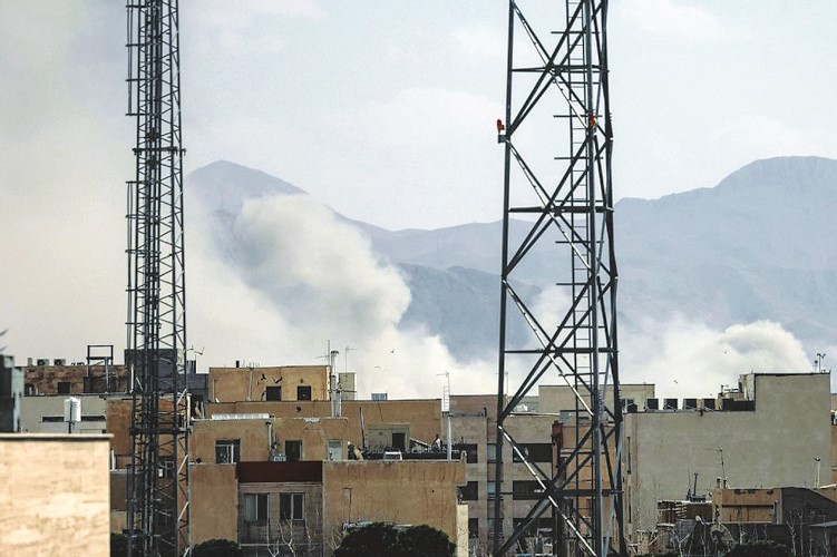الدخان يتصاعد نتيجة الضربات الأميركيةالإسرائيلية على طهران 	(أ.ف.پ)