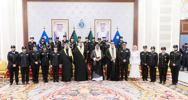 صاحب السمو الأمير الشيخ مشعل الأحمد وسمو ولي العهد الشيخ صباح الخالد ورئيس الوزراء سمو الشيخ أحمد العبدالله والنائب الأول لرئيس مجلس الوزراء ووزير الداخلية الشيخ فهد اليوسف ووكيل وزارة الداخلية اللواء عبدالوهاب الوهيب ومنتسبات الشرطة النسائية