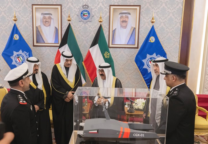 صاحب السمو الأمير الشيخ مشعل الأحمد يتسلم هدية تذكارية بحضور سمو ولي العهد الشيخ صباح الخالد ورئيس الوزراء سمو الشيخ أحمد العبدالله والنائب الأول لرئيس مجلس الوزراء ووزير الداخلية الشيخ فهد اليوسف ووكيل وزارة الداخلية اللواء عبدالوهاب الوهيب والشيخ مبارك علي اليوسف
