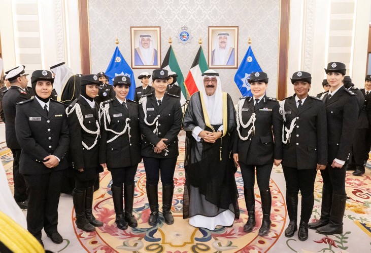 صاحب السمو الأمير الشيخ مشعل الأحمد مع عدد من منتسبات الشرطة النسائية