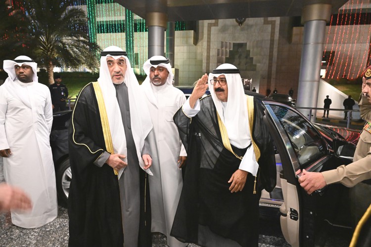 صاحب السمو الأمير الشيخ مشعل الأحمد لدى وصوله وفي استقباله النائب الأول لرئيس مجلس الوزراء ووزير الداخلية الشيخ فهد اليوسف