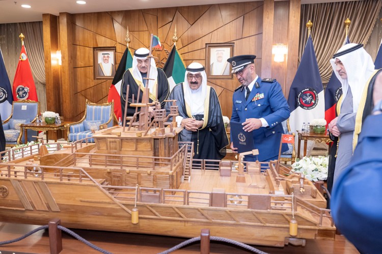صاحب السمو الأمير الشيخ مشعل الأحمد يتسلم هدية تذكارية بحضور سمو ولي العهد الشيخ صباح الخالـد والنائب الأول لرئيس مجلس الوزراء ووزير الداخلية الشيخ فهد اليوسف واللواء طلال الرومي