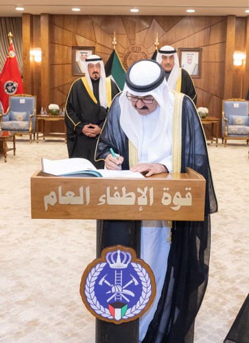 صاحب السمو الأمير الشيخ مشعل الأحمد خلال التوقيع على سجل الشرف