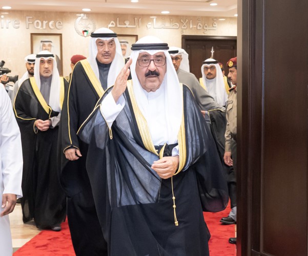 صاحب السمو الأمير الشيخ مشعل الأحمد يحيي الحضور لدى وصوله بحضور سمو ولي العهد الشيخ صباح الخالد والشيخ فهد اليوسف