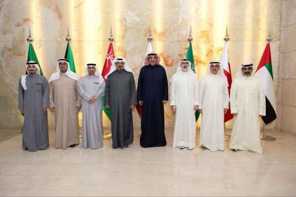 سمو ولي العهد الشيخ صباح الخالد وسمو الشيخ أحمد العبدالله رئيس مجلس الوزراء والشيخ حمد جابر العلي والشيخ ثامر جابر الأحمد ووزير الخارجية الشيخ جراح جابر الأحمد والسفير عزيز رحيم الديحاني في مبنى ديوان عام وزارة الخارجية