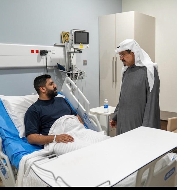 رئيس الوزراء يزور مستشفى الفروانية للاطمئنان على المصابين جراء الهجوم الذي استهدف المطار