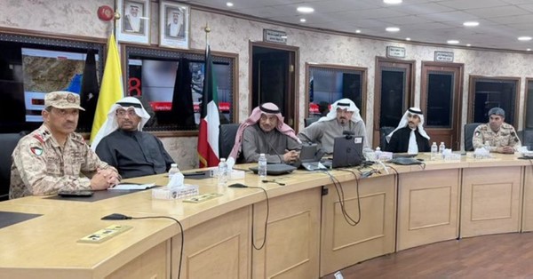 سمو ولي العهد الشيخ صباح الخالد وسمو الشيخ أحمد العبدالله رئيس الوزراء ووزير الدفاع الشيخ عبدالله العلي ووزير الديوان الأميري الشيخ حمد جابر العلي ورئيس ديوان سمو ولي العهد الشيخ ثامر جابر الأحمد ورئيس الأركان العامة للجيش الفريق الركن خالد الشريعان ونائب رئيس الأركان العامة للجيش اللواء الركن طيار صباح جابر الأحمد
