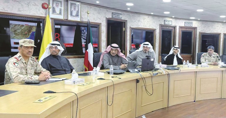 سمو ولي العهد الشيخ صباح الخالد وسمو الشيخ أحمد العبدالله رئيس مجلس الوزراء ووزير الدفاع الشيخ عبدالله العلي ورئيس الأركان العامة للجيش الفريق الركن خالد الشريعان ورئيس ديوان سمو ولي العهد الشيخ ثامر الجابر ونائب رئيس الأركان العامة للجيش اللواء الركن طيار الشيخ صباح جابر الأحمد خلال زيارة إلى مركز العمليات المشتركة لوزارة الدفاع ومركز عمليات القوة الجوية