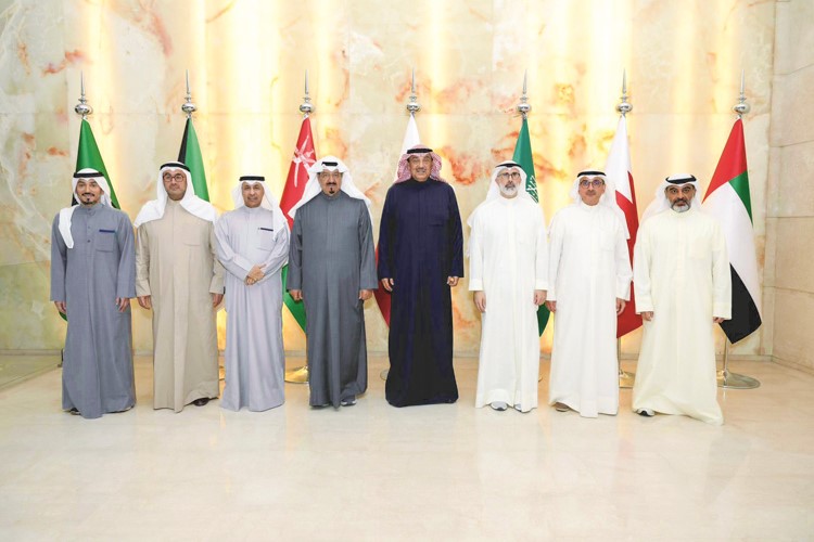 سمو ولي العهد الشيخ صباح الخالد وسمو الشيخ أحمد العبدالله رئيس مجلس الوزراء خلال زيارة سموهما إلى ديوان عام وزارة الخارجية بحضور وزير الخارجية الشيخ جراح الجابر وعزيز الديحاني وصادق معرفي ونجيب البدر